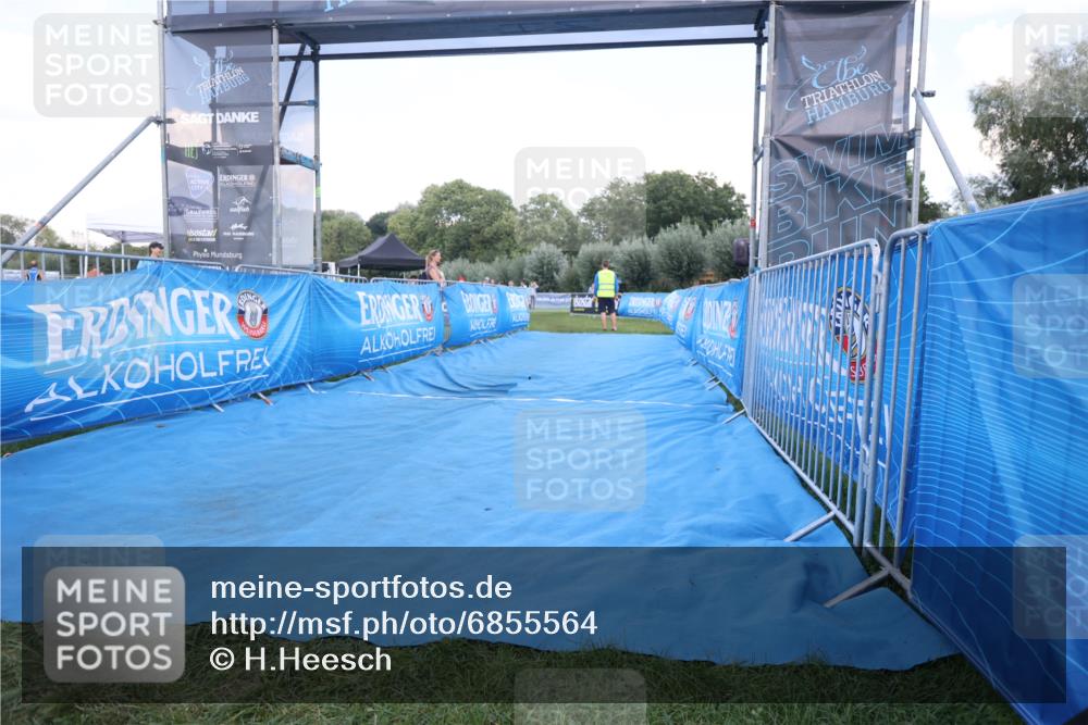 25.08.2024 - Elbe Triathlon Hamburg H.Heesch http://msf.ph/oto/6855564 25.08.2024 16:08:17 Ziel  meine-sportfotos.de