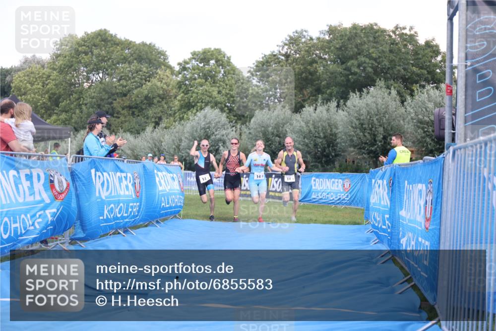 25.08.2024 - Elbe Triathlon Hamburg H.Heesch http://msf.ph/oto/6855583 25.08.2024 16:10:09 Ziel  meine-sportfotos.de
