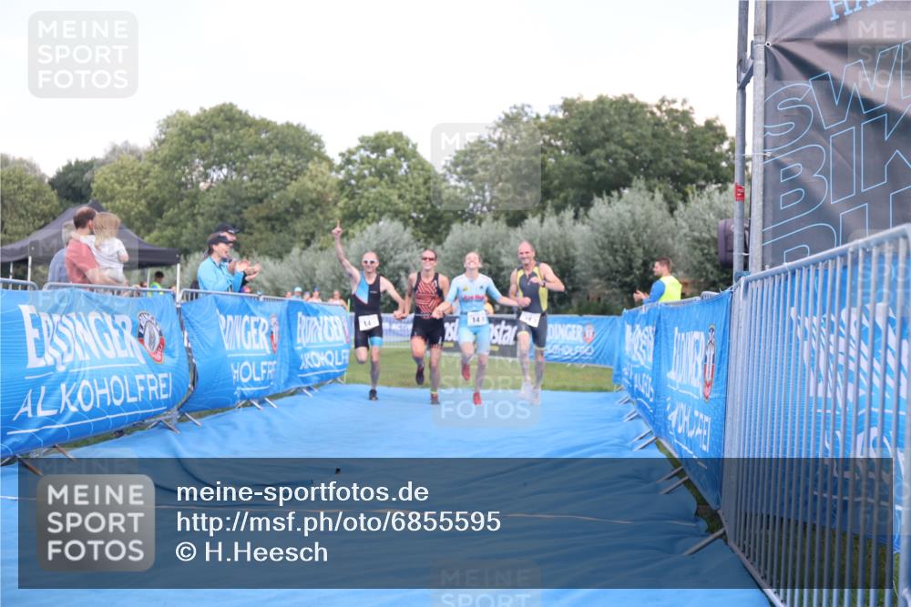 25.08.2024 - Elbe Triathlon Hamburg H.Heesch http://msf.ph/oto/6855595 25.08.2024 16:10:09 Ziel  meine-sportfotos.de