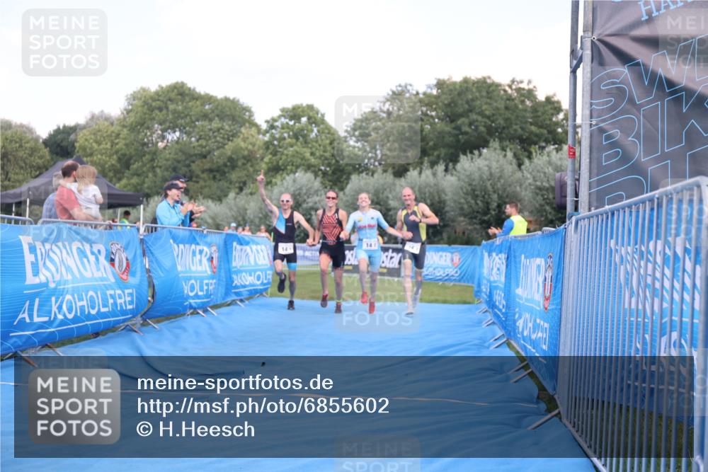 25.08.2024 - Elbe Triathlon Hamburg H.Heesch http://msf.ph/oto/6855602 25.08.2024 16:10:09 Ziel  meine-sportfotos.de