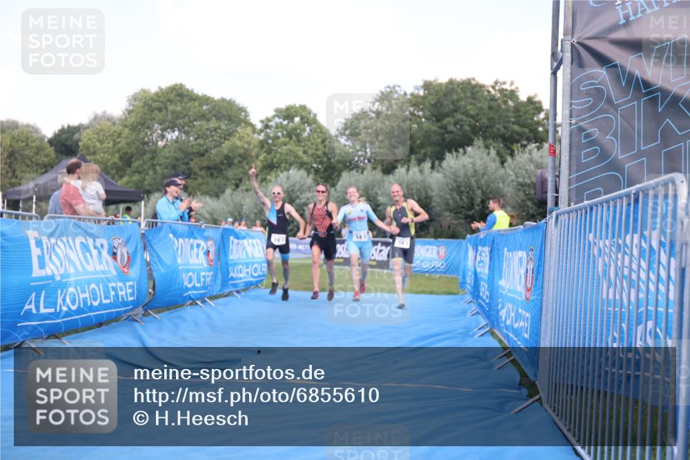 25.08.2024 - Elbe Triathlon Hamburg H.Heesch http://msf.ph/oto/6855610 25.08.2024 16:10:09 Ziel  meine-sportfotos.de