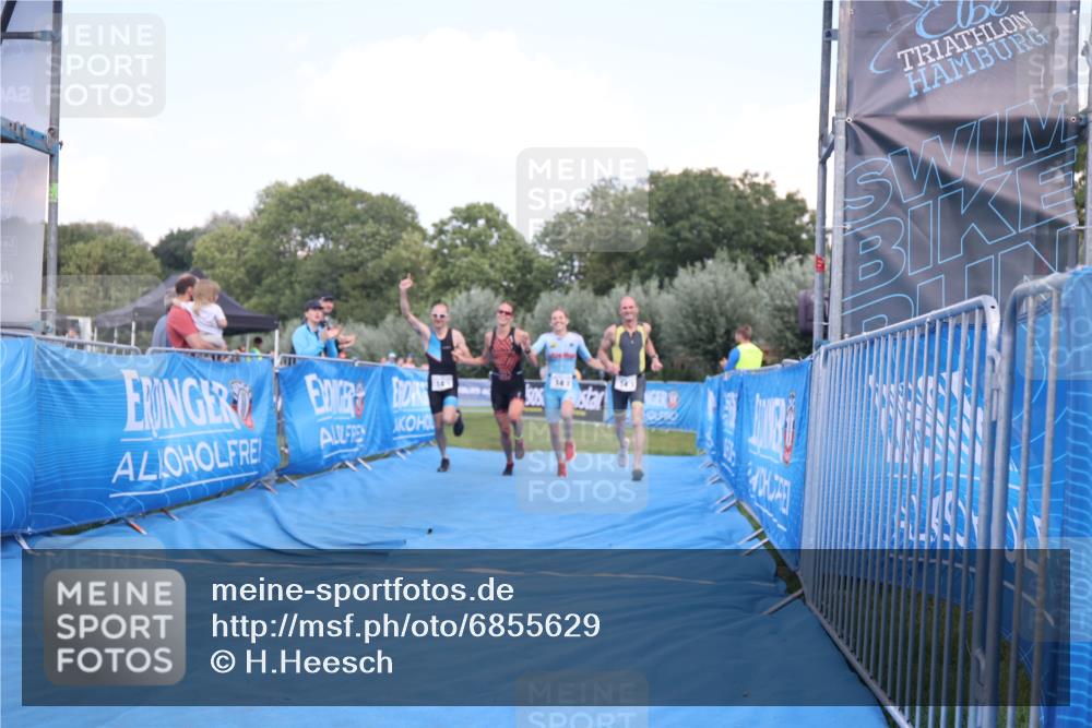 25.08.2024 - Elbe Triathlon Hamburg H.Heesch http://msf.ph/oto/6855629 25.08.2024 16:10:10 Ziel  meine-sportfotos.de