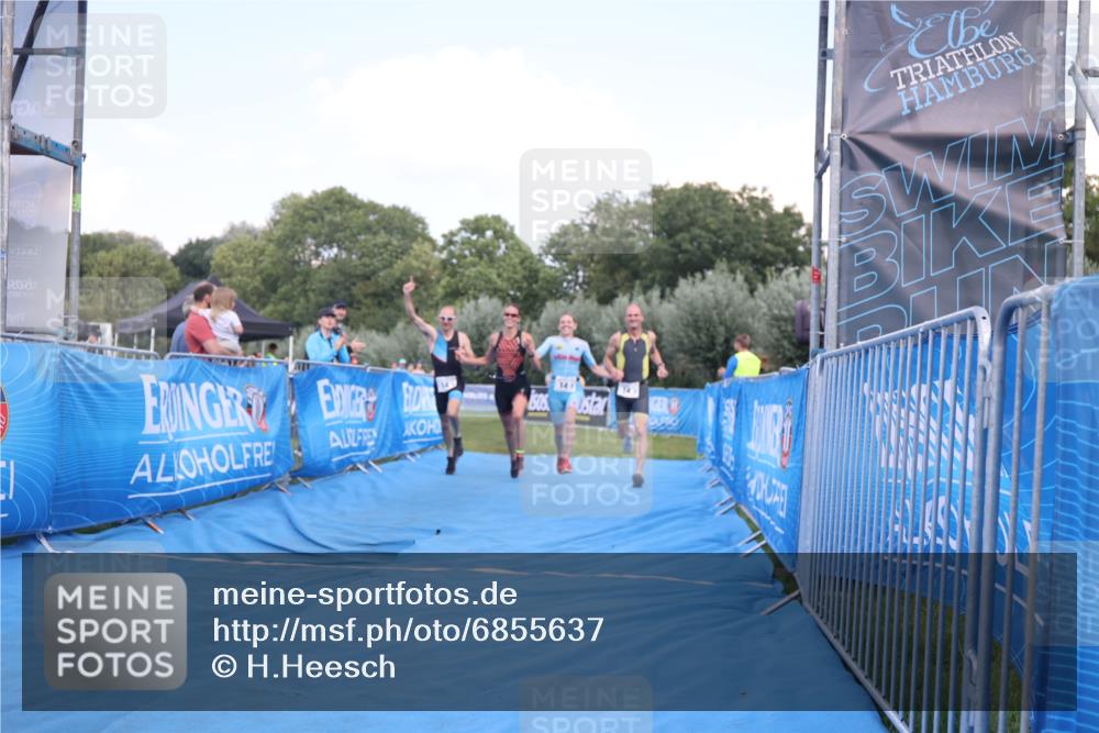 25.08.2024 - Elbe Triathlon Hamburg H.Heesch http://msf.ph/oto/6855637 25.08.2024 16:10:10 Ziel  meine-sportfotos.de