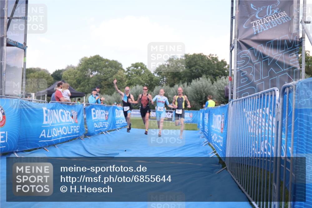 25.08.2024 - Elbe Triathlon Hamburg H.Heesch http://msf.ph/oto/6855644 25.08.2024 16:10:10 Ziel  meine-sportfotos.de