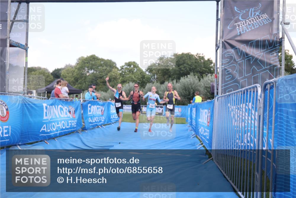 25.08.2024 - Elbe Triathlon Hamburg H.Heesch http://msf.ph/oto/6855658 25.08.2024 16:10:10 Ziel  meine-sportfotos.de