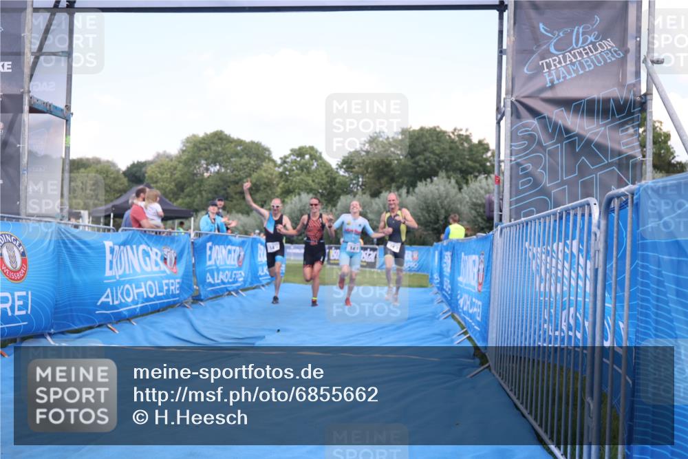 25.08.2024 - Elbe Triathlon Hamburg H.Heesch http://msf.ph/oto/6855662 25.08.2024 16:10:10 Ziel  meine-sportfotos.de