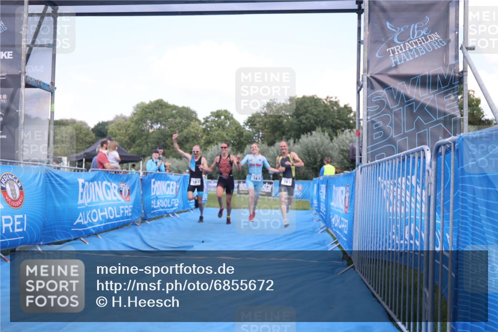 25.08.2024 - Elbe Triathlon Hamburg H.Heesch http://msf.ph/oto/6855672 25.08.2024 16:10:10 Ziel  meine-sportfotos.de