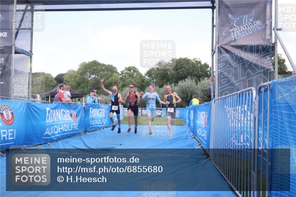 25.08.2024 - Elbe Triathlon Hamburg H.Heesch http://msf.ph/oto/6855680 25.08.2024 16:10:10 Ziel  meine-sportfotos.de