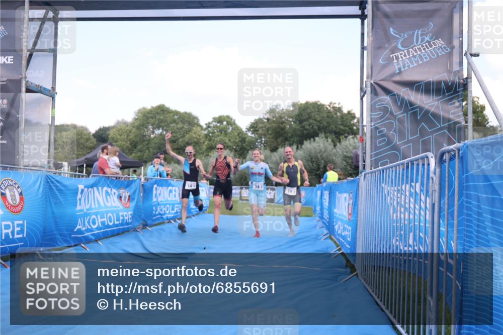 25.08.2024 - Elbe Triathlon Hamburg H.Heesch http://msf.ph/oto/6855691 25.08.2024 16:10:10 Ziel  meine-sportfotos.de