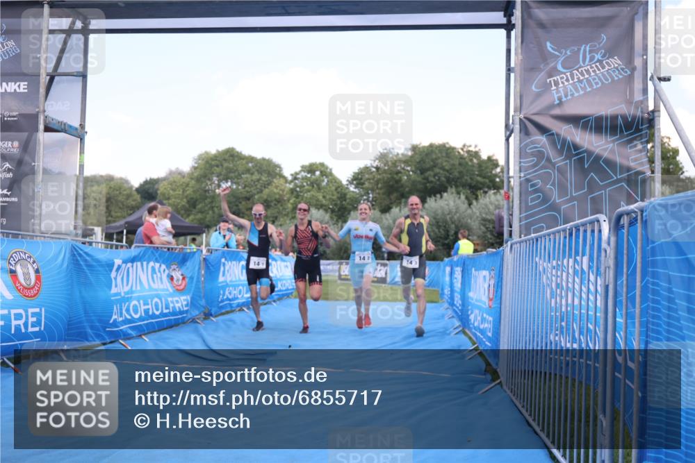 25.08.2024 - Elbe Triathlon Hamburg H.Heesch http://msf.ph/oto/6855717 25.08.2024 16:10:10 Ziel  meine-sportfotos.de