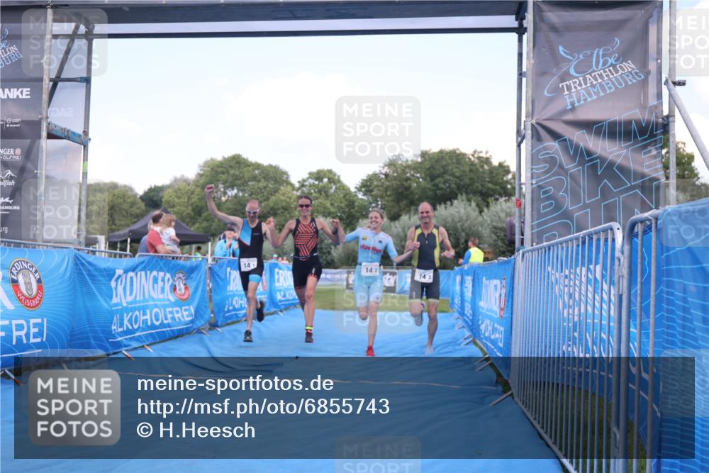 25.08.2024 - Elbe Triathlon Hamburg H.Heesch http://msf.ph/oto/6855743 25.08.2024 16:10:10 Ziel  meine-sportfotos.de