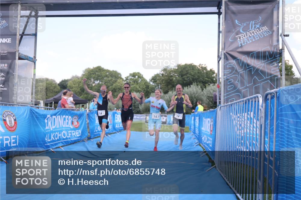 25.08.2024 - Elbe Triathlon Hamburg H.Heesch http://msf.ph/oto/6855748 25.08.2024 16:10:11 Ziel  meine-sportfotos.de
