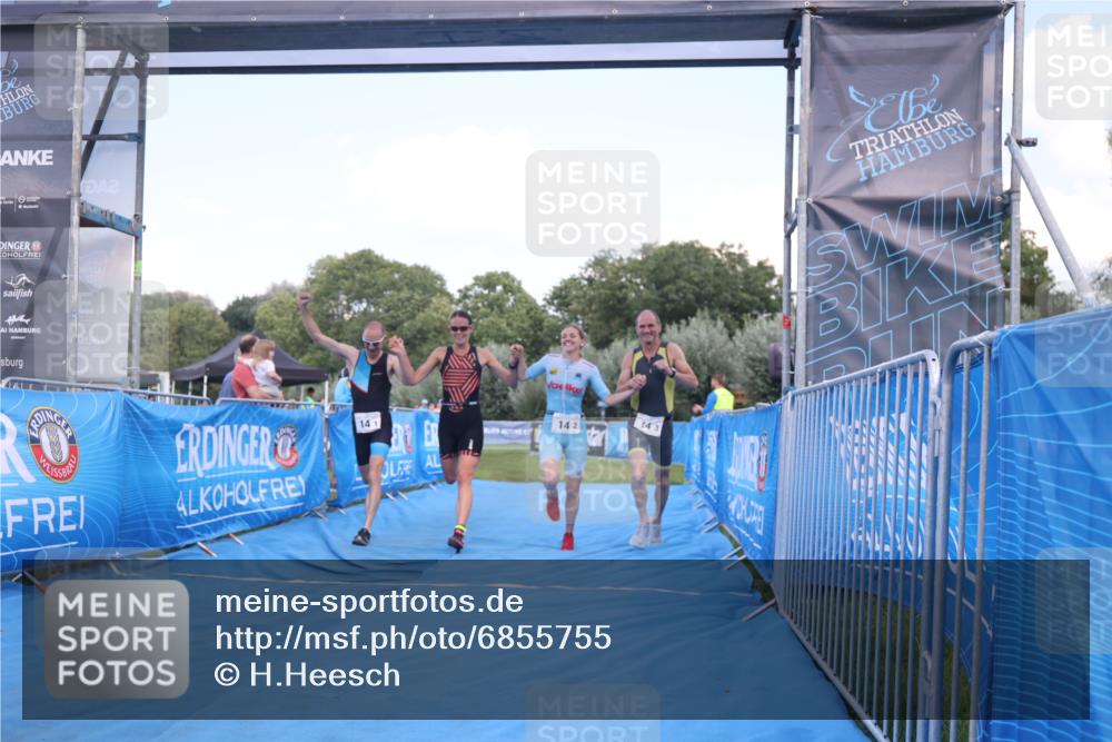 25.08.2024 - Elbe Triathlon Hamburg H.Heesch http://msf.ph/oto/6855755 25.08.2024 16:10:11 Ziel  meine-sportfotos.de