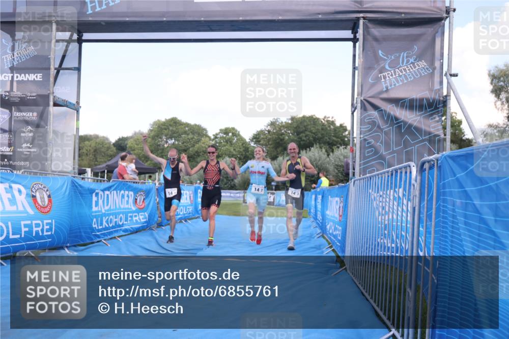 25.08.2024 - Elbe Triathlon Hamburg H.Heesch http://msf.ph/oto/6855761 25.08.2024 16:10:11 Ziel  meine-sportfotos.de