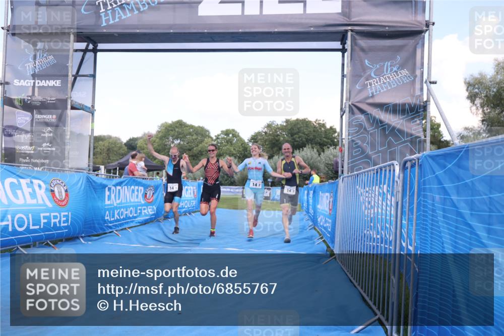 25.08.2024 - Elbe Triathlon Hamburg H.Heesch http://msf.ph/oto/6855767 25.08.2024 16:10:11 Ziel  meine-sportfotos.de