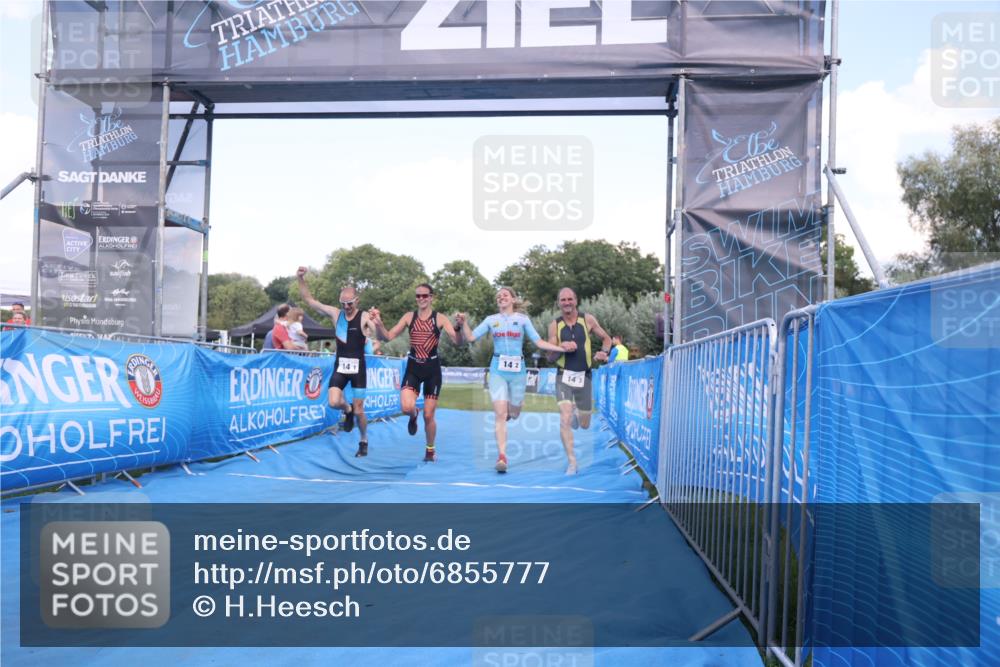 25.08.2024 - Elbe Triathlon Hamburg H.Heesch http://msf.ph/oto/6855777 25.08.2024 16:10:11 Ziel  meine-sportfotos.de