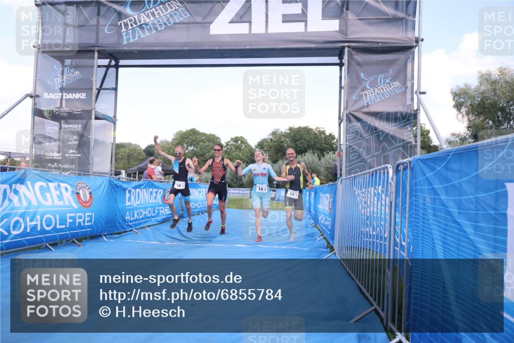 25.08.2024 - Elbe Triathlon Hamburg H.Heesch http://msf.ph/oto/6855784 25.08.2024 16:10:11 Ziel  meine-sportfotos.de