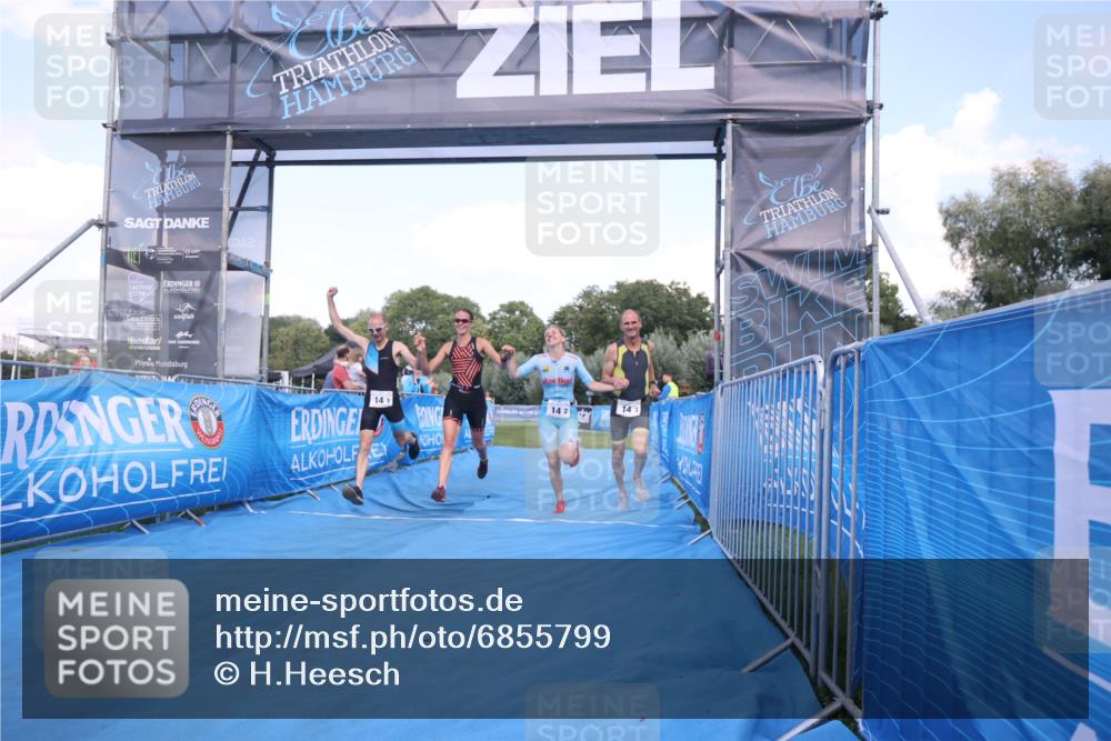 25.08.2024 - Elbe Triathlon Hamburg H.Heesch http://msf.ph/oto/6855799 25.08.2024 16:10:11 Ziel  meine-sportfotos.de