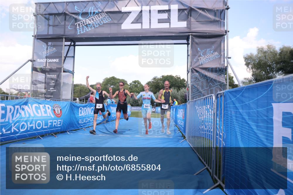 25.08.2024 - Elbe Triathlon Hamburg H.Heesch http://msf.ph/oto/6855804 25.08.2024 16:10:11 Ziel  meine-sportfotos.de