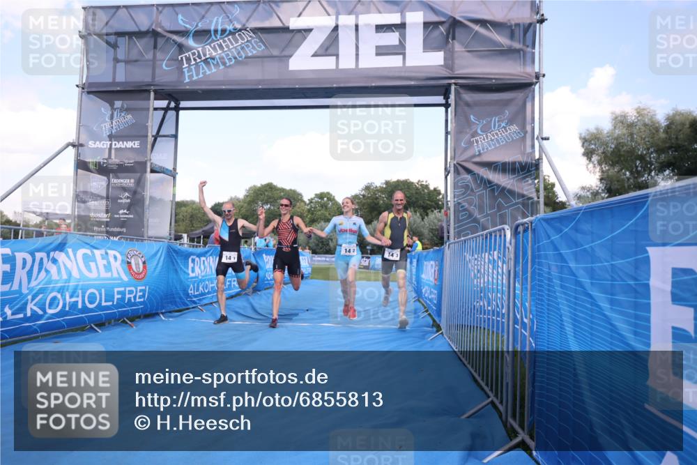 25.08.2024 - Elbe Triathlon Hamburg H.Heesch http://msf.ph/oto/6855813 25.08.2024 16:10:11 Ziel  meine-sportfotos.de