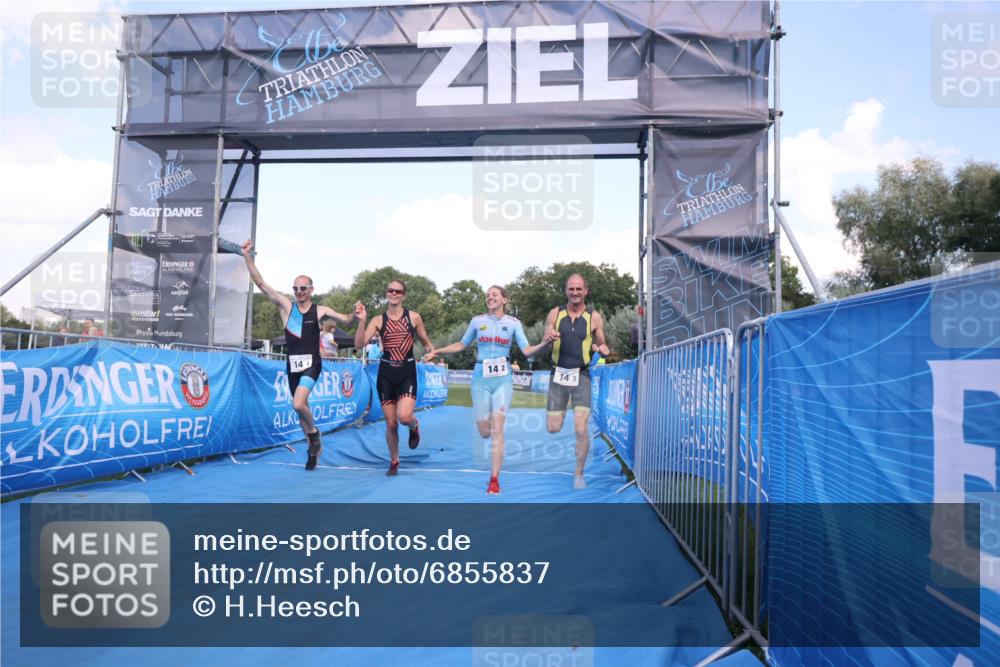 25.08.2024 - Elbe Triathlon Hamburg H.Heesch http://msf.ph/oto/6855837 25.08.2024 16:10:11 Ziel  meine-sportfotos.de