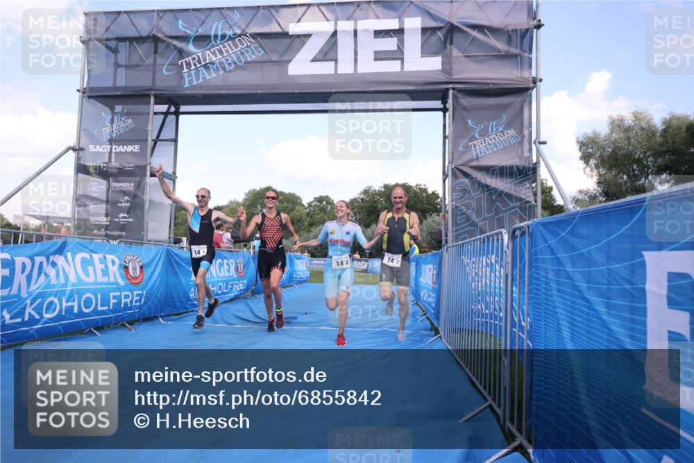 25.08.2024 - Elbe Triathlon Hamburg H.Heesch http://msf.ph/oto/6855842 25.08.2024 16:10:11 Ziel  meine-sportfotos.de