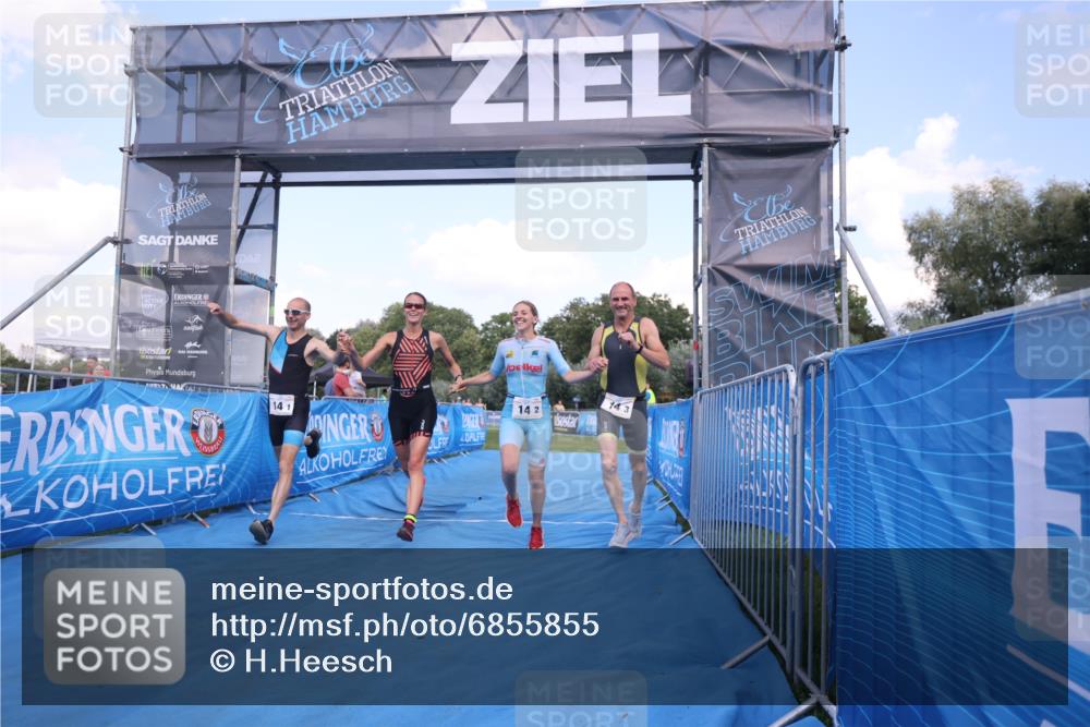 25.08.2024 - Elbe Triathlon Hamburg H.Heesch http://msf.ph/oto/6855855 25.08.2024 16:10:11 Ziel  meine-sportfotos.de