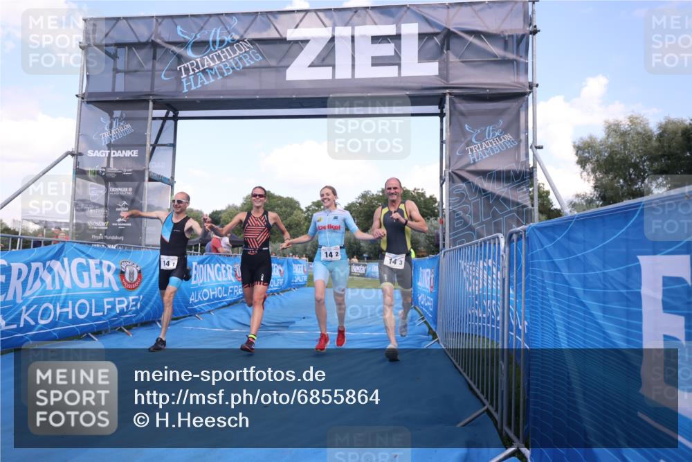 25.08.2024 - Elbe Triathlon Hamburg H.Heesch http://msf.ph/oto/6855864 25.08.2024 16:10:11 Ziel  meine-sportfotos.de