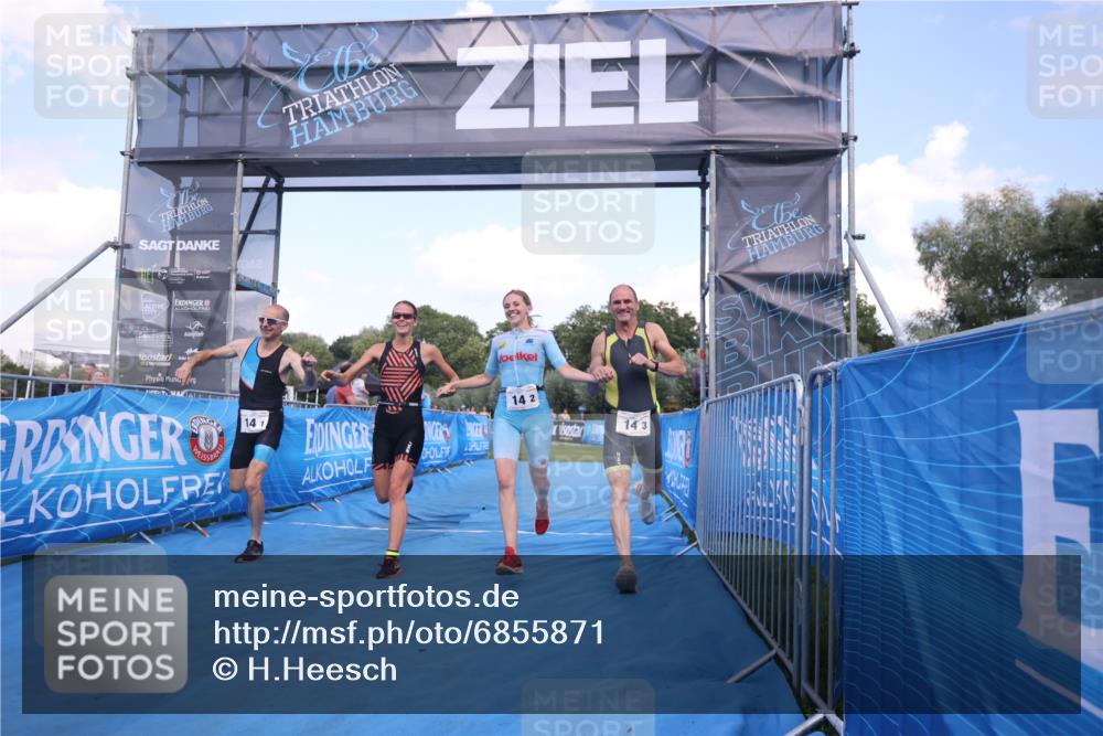 25.08.2024 - Elbe Triathlon Hamburg H.Heesch http://msf.ph/oto/6855871 25.08.2024 16:10:11 Ziel  meine-sportfotos.de