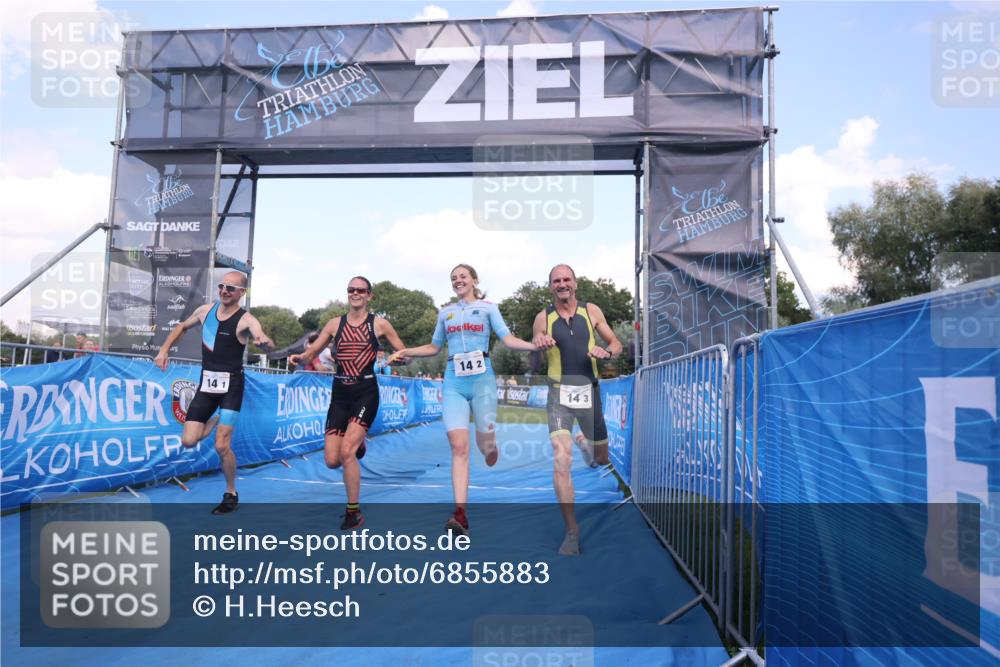 25.08.2024 - Elbe Triathlon Hamburg H.Heesch http://msf.ph/oto/6855883 25.08.2024 16:10:11 Ziel  meine-sportfotos.de