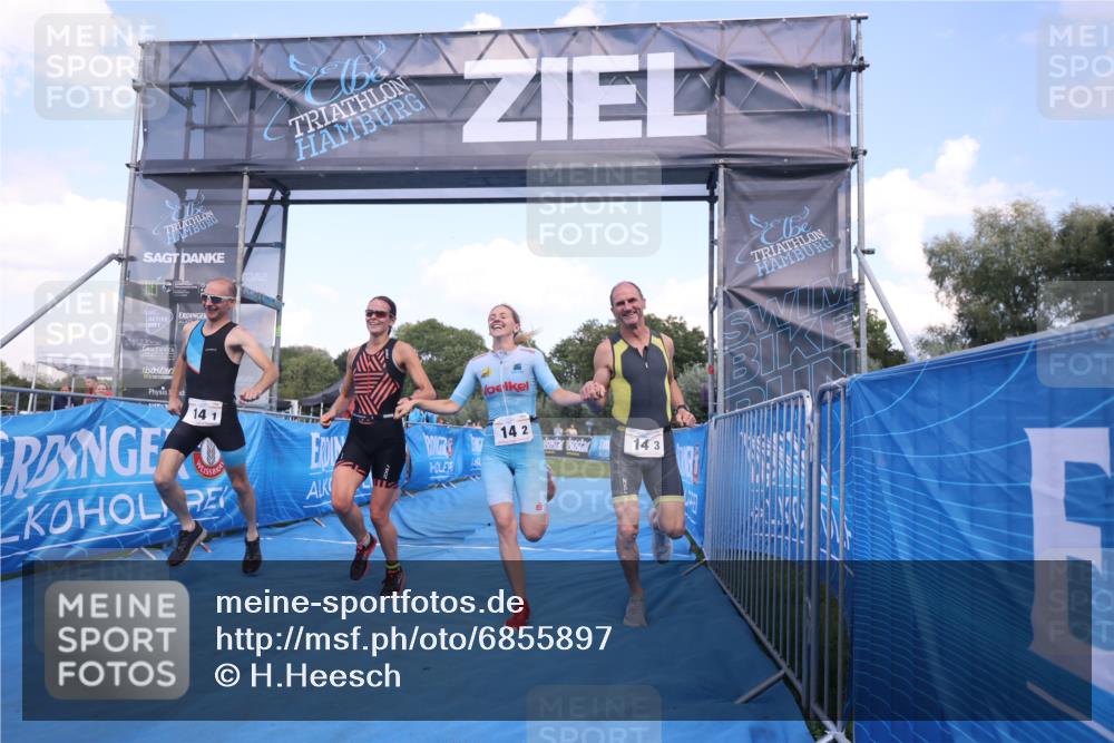 25.08.2024 - Elbe Triathlon Hamburg H.Heesch http://msf.ph/oto/6855897 25.08.2024 16:10:12 Ziel  meine-sportfotos.de