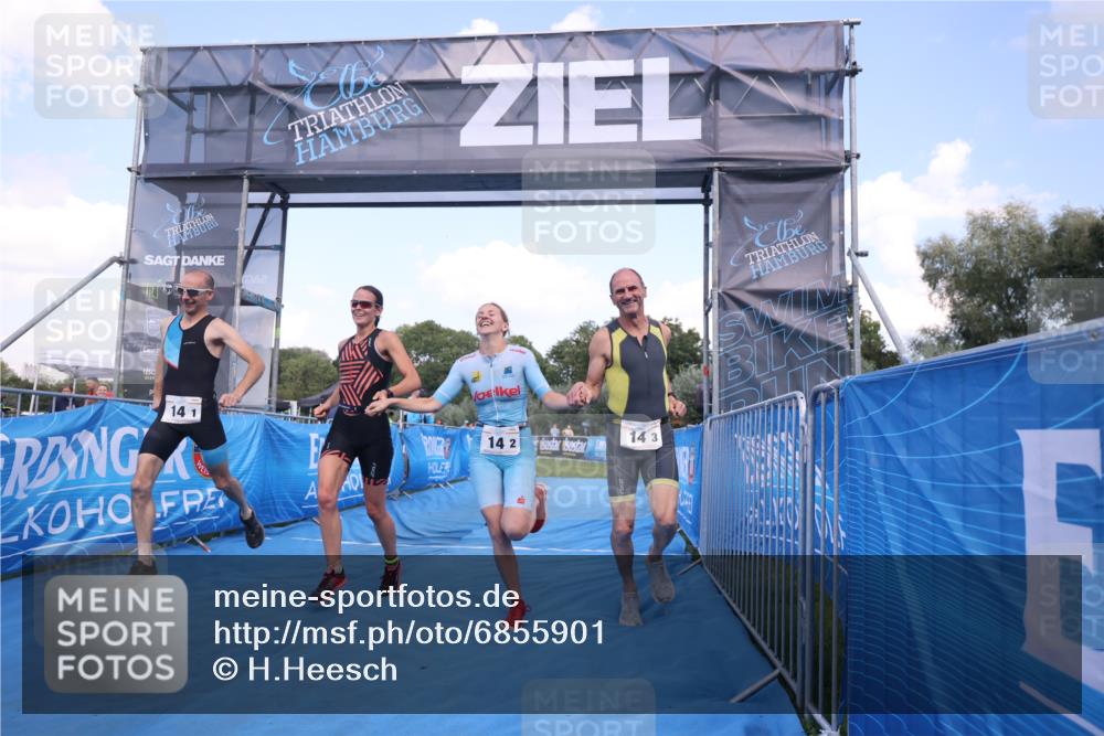 25.08.2024 - Elbe Triathlon Hamburg H.Heesch http://msf.ph/oto/6855901 25.08.2024 16:10:12 Ziel  meine-sportfotos.de