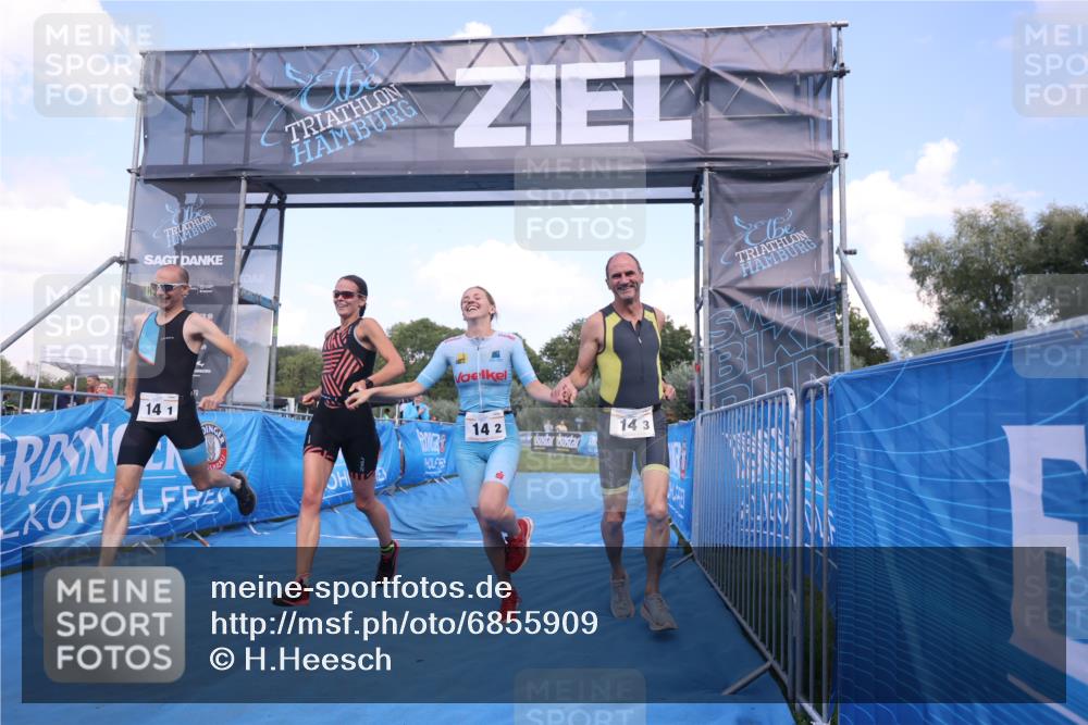 25.08.2024 - Elbe Triathlon Hamburg H.Heesch http://msf.ph/oto/6855909 25.08.2024 16:10:12 Ziel  meine-sportfotos.de