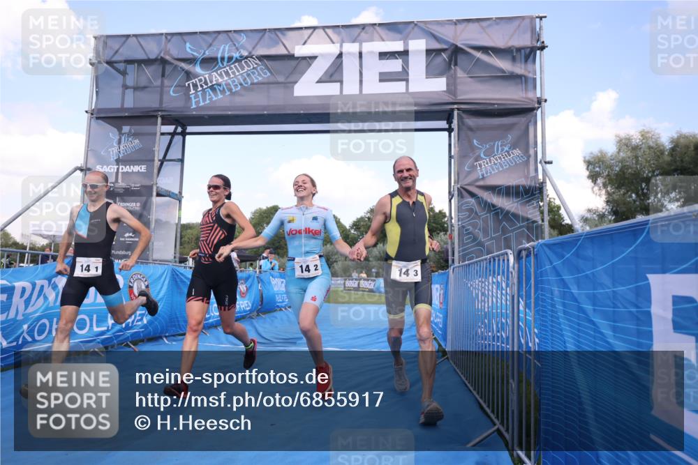 25.08.2024 - Elbe Triathlon Hamburg H.Heesch http://msf.ph/oto/6855917 25.08.2024 16:10:12 Ziel  meine-sportfotos.de