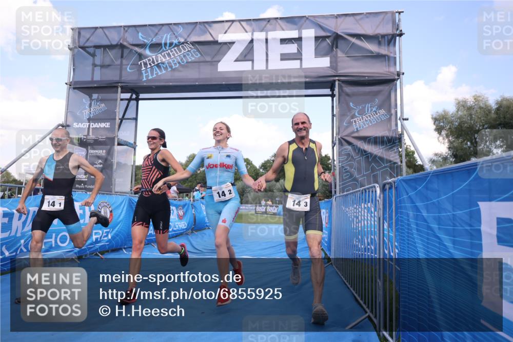 25.08.2024 - Elbe Triathlon Hamburg H.Heesch http://msf.ph/oto/6855925 25.08.2024 16:10:12 Ziel  meine-sportfotos.de