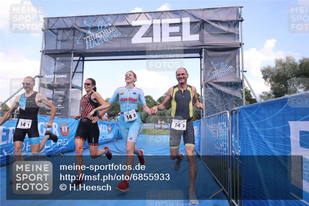 25.08.2024 - Elbe Triathlon Hamburg H.Heesch http://msf.ph/oto/6855933 25.08.2024 16:10:12 Ziel  meine-sportfotos.de