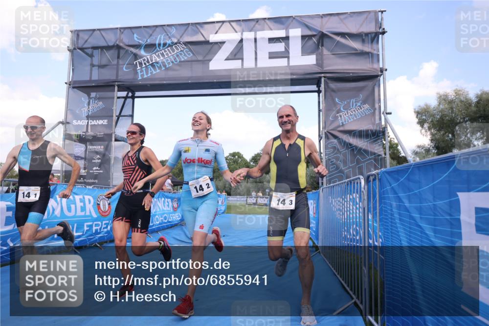 25.08.2024 - Elbe Triathlon Hamburg H.Heesch http://msf.ph/oto/6855941 25.08.2024 16:10:12 Ziel  meine-sportfotos.de