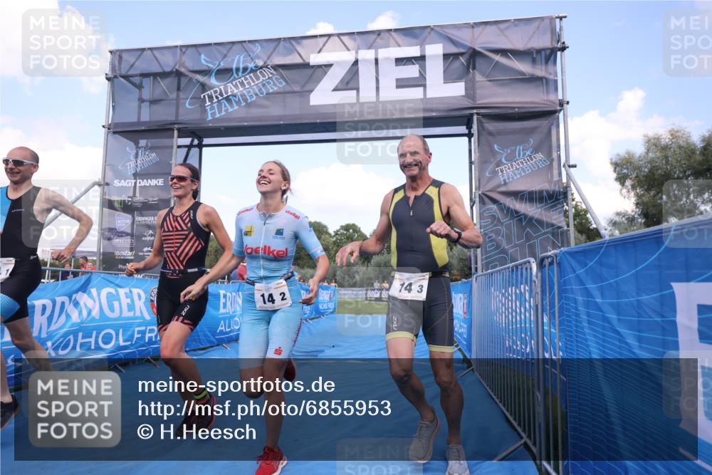 25.08.2024 - Elbe Triathlon Hamburg H.Heesch http://msf.ph/oto/6855953 25.08.2024 16:10:12 Ziel  meine-sportfotos.de