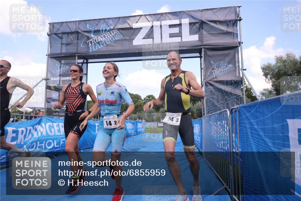 25.08.2024 - Elbe Triathlon Hamburg H.Heesch http://msf.ph/oto/6855959 25.08.2024 16:10:12 Ziel  meine-sportfotos.de