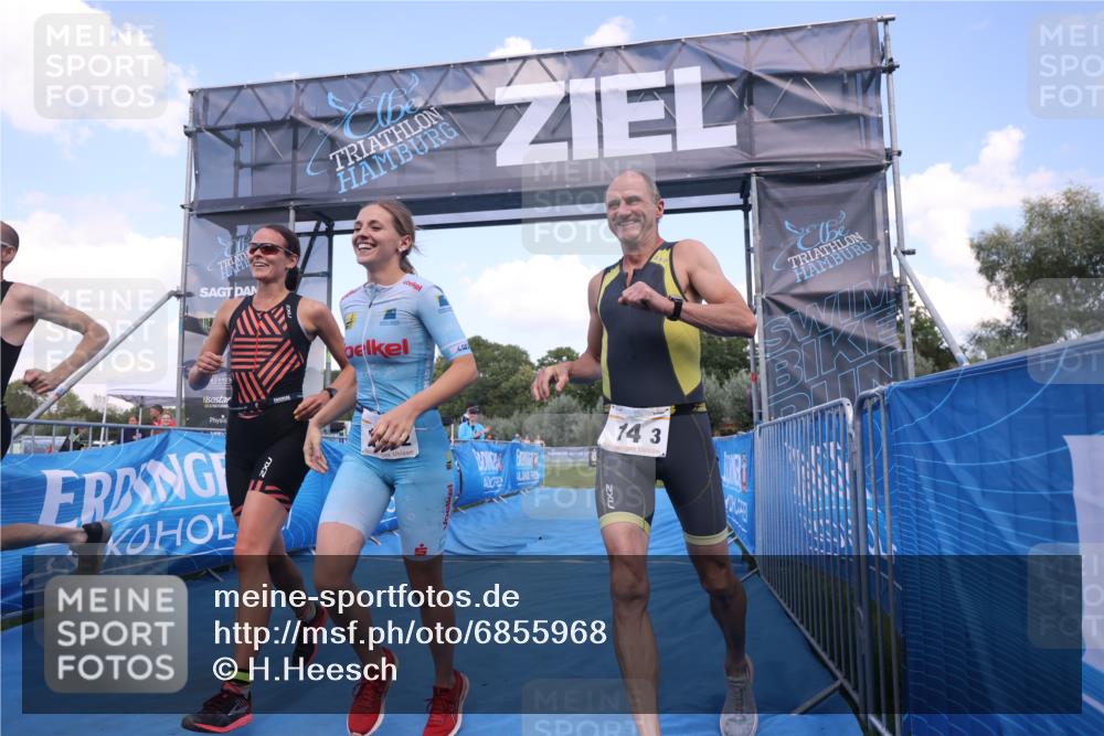 25.08.2024 - Elbe Triathlon Hamburg H.Heesch http://msf.ph/oto/6855968 25.08.2024 16:10:12 Ziel  meine-sportfotos.de