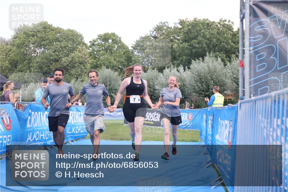 25.08.2024 - Elbe Triathlon Hamburg H.Heesch http://msf.ph/oto/6856053 25.08.2024 16:11:01 Ziel  meine-sportfotos.de