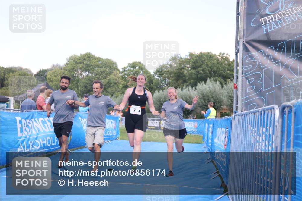 25.08.2024 - Elbe Triathlon Hamburg H.Heesch http://msf.ph/oto/6856174 25.08.2024 16:11:02 Ziel  meine-sportfotos.de