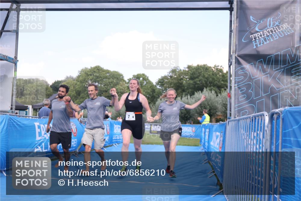 25.08.2024 - Elbe Triathlon Hamburg H.Heesch http://msf.ph/oto/6856210 25.08.2024 16:11:02 Ziel  meine-sportfotos.de