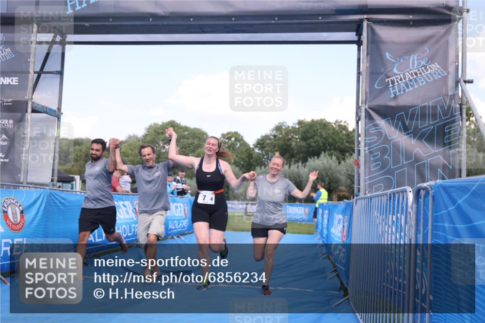 25.08.2024 - Elbe Triathlon Hamburg H.Heesch http://msf.ph/oto/6856234 25.08.2024 16:11:02 Ziel  meine-sportfotos.de