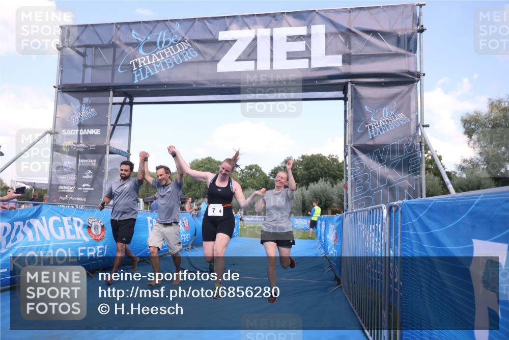 25.08.2024 - Elbe Triathlon Hamburg H.Heesch http://msf.ph/oto/6856280 25.08.2024 16:11:03 Ziel  meine-sportfotos.de
