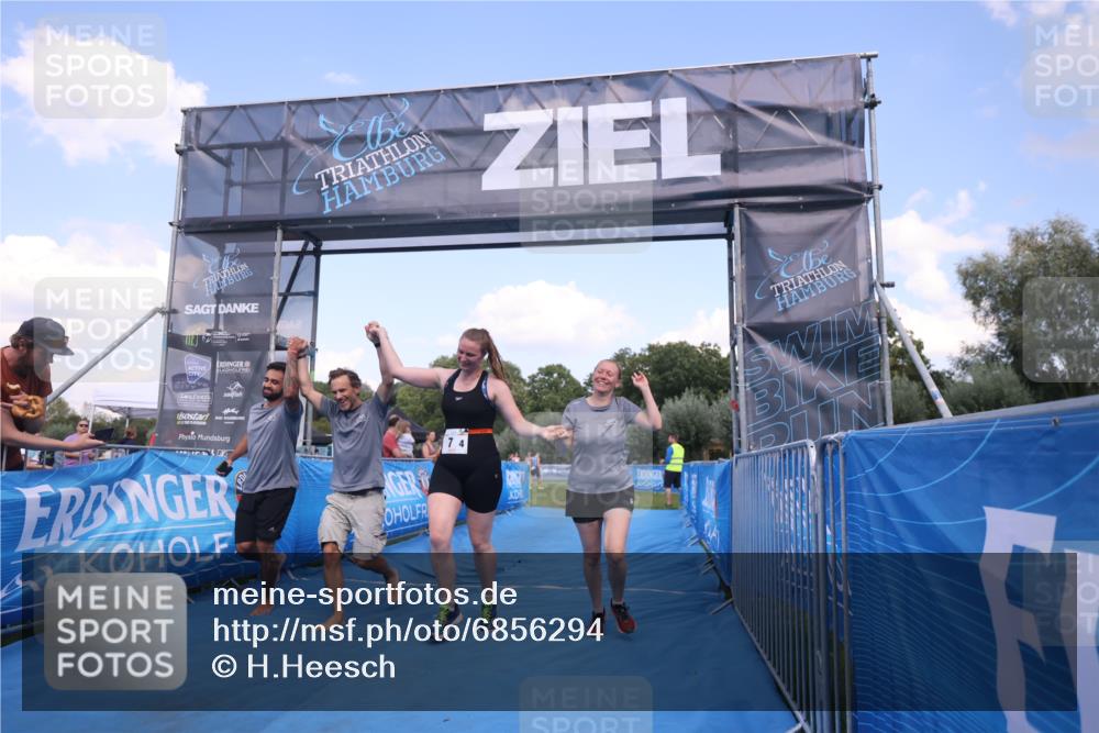 25.08.2024 - Elbe Triathlon Hamburg H.Heesch http://msf.ph/oto/6856294 25.08.2024 16:11:03 Ziel  meine-sportfotos.de