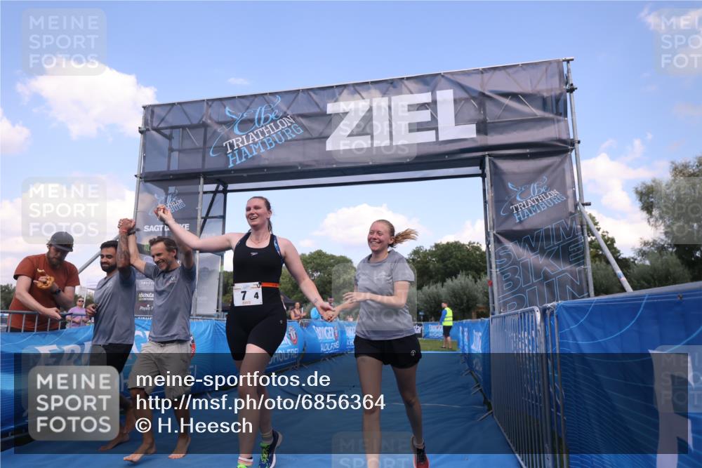 25.08.2024 - Elbe Triathlon Hamburg H.Heesch http://msf.ph/oto/6856364 25.08.2024 16:11:03 Ziel  meine-sportfotos.de