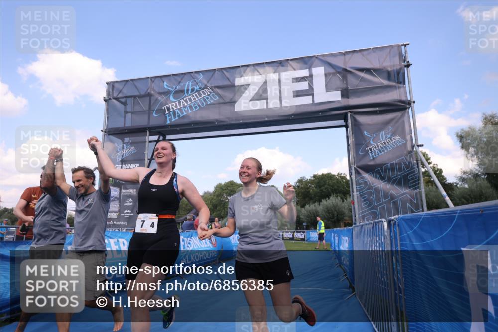 25.08.2024 - Elbe Triathlon Hamburg H.Heesch http://msf.ph/oto/6856385 25.08.2024 16:11:03 Ziel  meine-sportfotos.de