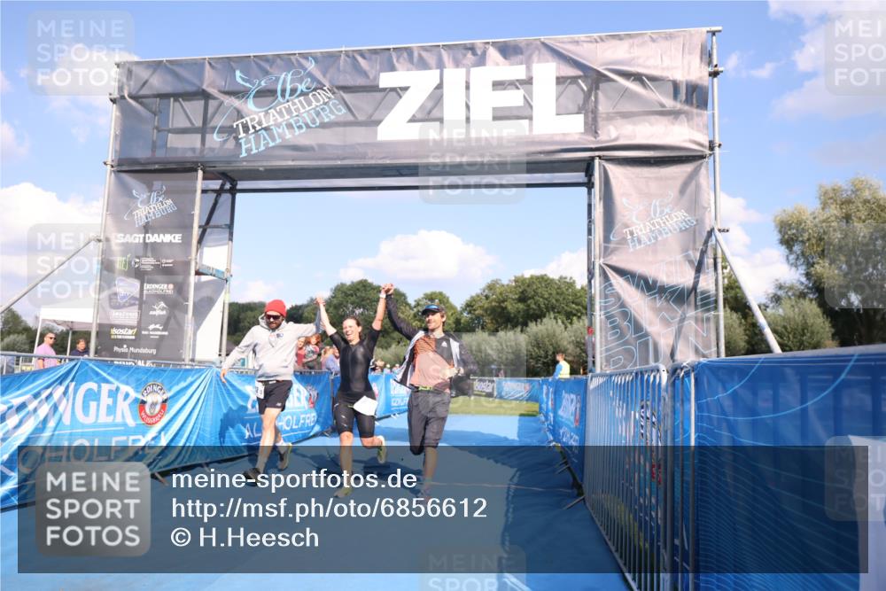 25.08.2024 - Elbe Triathlon Hamburg H.Heesch http://msf.ph/oto/6856612 25.08.2024 16:12:20 Ziel  meine-sportfotos.de