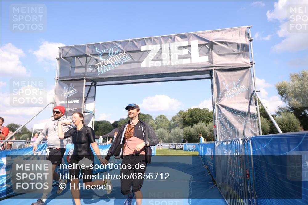 25.08.2024 - Elbe Triathlon Hamburg H.Heesch http://msf.ph/oto/6856712 25.08.2024 16:12:21 Ziel  meine-sportfotos.de